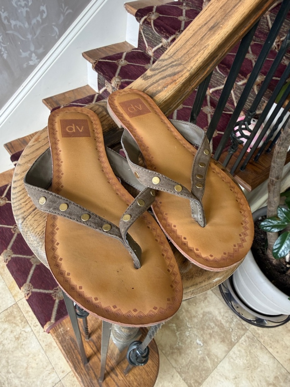 DOLCE VITA ladies, studded, flip-flop sandal, size 8 excellent condition - Picture 2 of 10